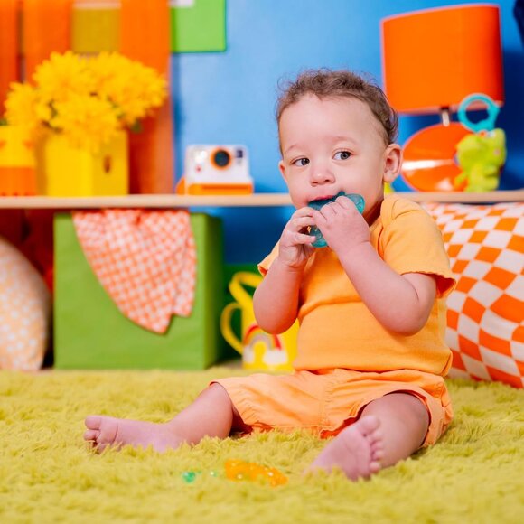 Chill & Teethe Water-Filled BPA-Free Baby Teething Toy, Ages 3 Months+ - Picture 8 of 10